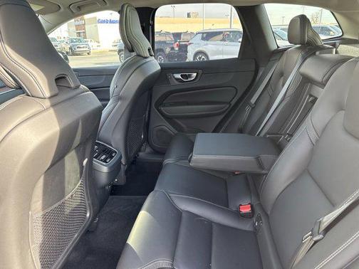 2024 Volvo XC60 B5 Ultimate Dark Theme