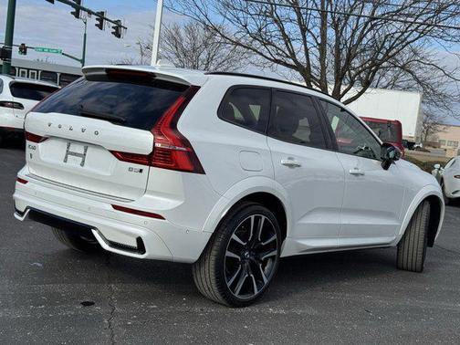 2024 Volvo XC60 B5 Ultimate Dark Theme