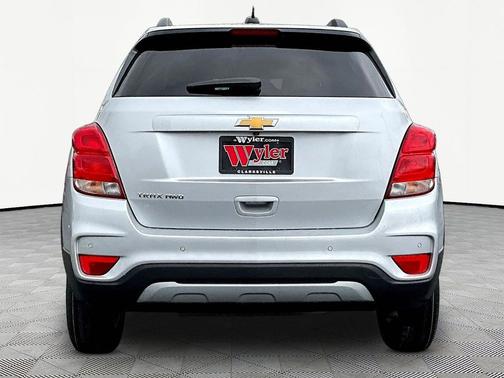 Silver Ice Metallic 2021 Chevrolet Trax LT