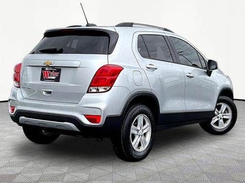 Silver Ice Metallic 2021 Chevrolet Trax LT