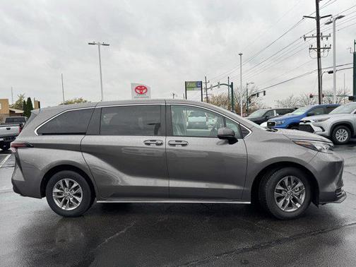 2024 Toyota Sienna LE
