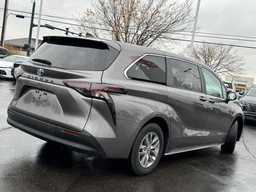 2024 Toyota Sienna LE
