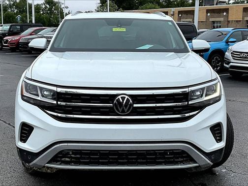 Pure White 2022 Volkswagen Atlas Cross Sport 3.6L V6 SE w/Technology