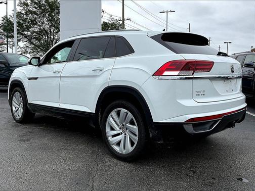 Pure White 2022 Volkswagen Atlas Cross Sport 3.6L V6 SE w/Technology