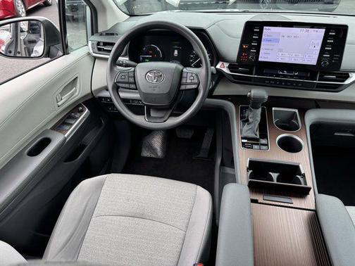 2024 Toyota Sienna LE