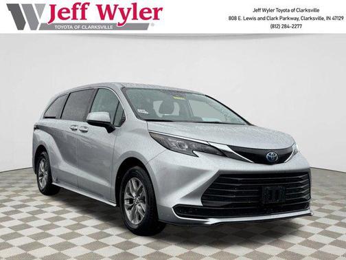 2024 Toyota Sienna LE