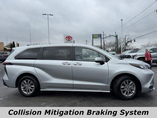 2024 Toyota Sienna LE