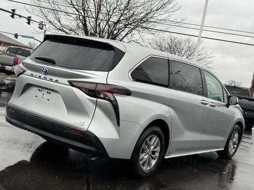 2024 Toyota Sienna LE