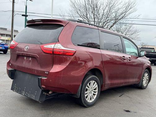 2017 Toyota Sienna XLE