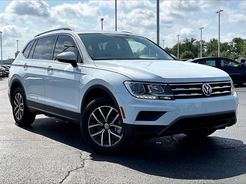 Deep Black Pearl Metallic 2020 Volkswagen Tiguan 2.0T SE