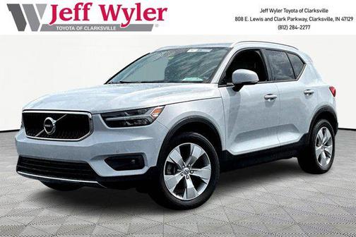 2022 Volvo XC40 T5 Momentum