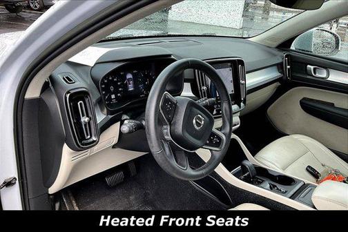 2022 Volvo XC40 T5 Momentum