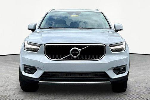 Glacier Silver Metallic 2022 Volvo XC40 T5 Momentum
