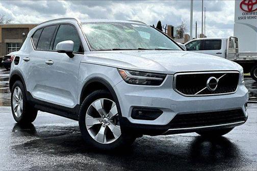 2022 Volvo XC40 T5 Momentum