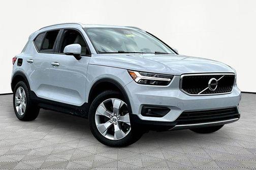 Glacier Silver Metallic 2022 Volvo XC40 T5 Momentum