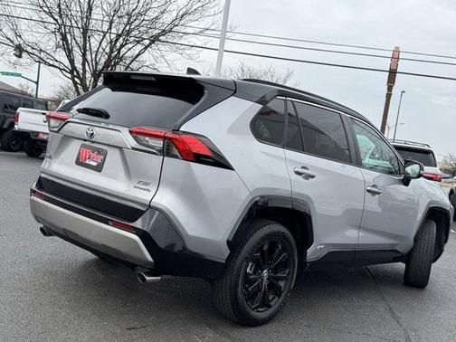 2022 Toyota RAV4 Hybrid SE
