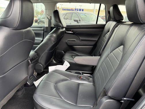 Midnight Black Metallic 2024 Toyota Highlander Hybrid XLE