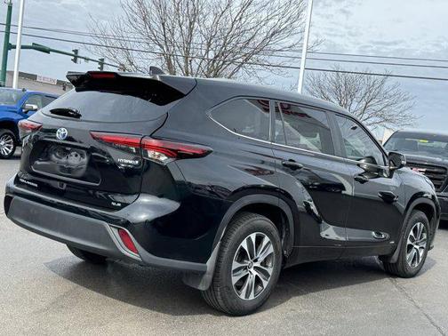 Midnight Black Metallic 2024 Toyota Highlander Hybrid XLE
