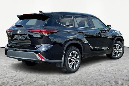 Midnight Black Metallic 2024 Toyota Highlander Hybrid XLE