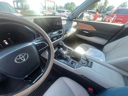 Pearl 2024 Toyota Grand Highlander XLE