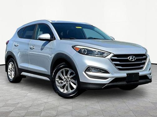 Molten Silver 2017 Hyundai TUCSON SE Plus