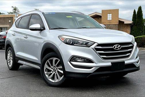 Molten Silver 2017 Hyundai TUCSON SE Plus