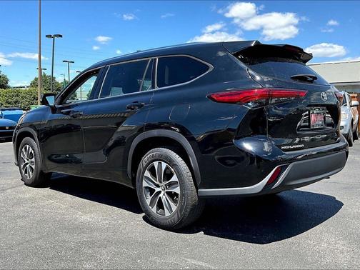 Midnight Black Metallic 2020 Toyota Highlander XLE