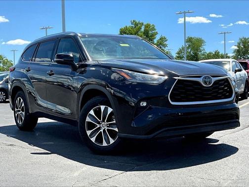Midnight Black Metallic 2020 Toyota Highlander XLE