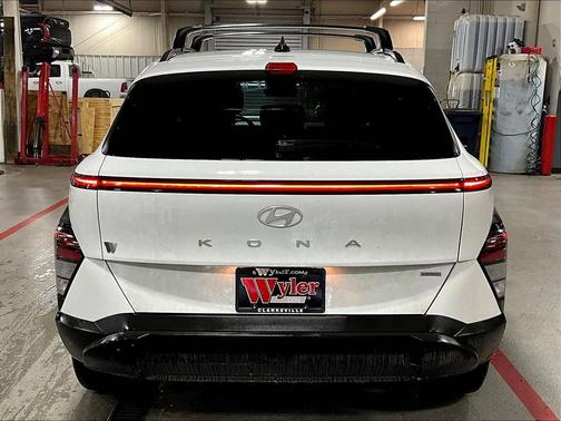 Atlas White 2025 Hyundai KONA SEL
