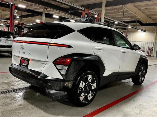 Atlas White 2025 Hyundai KONA SEL