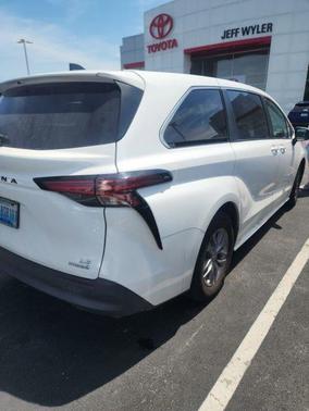 Super White 2021 Toyota Sienna LE