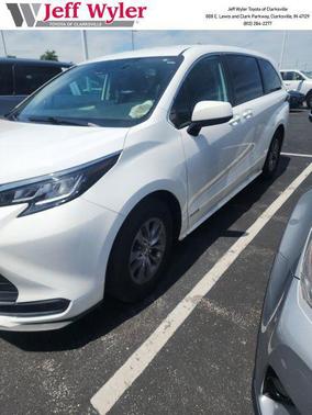 Super White 2021 Toyota Sienna LE