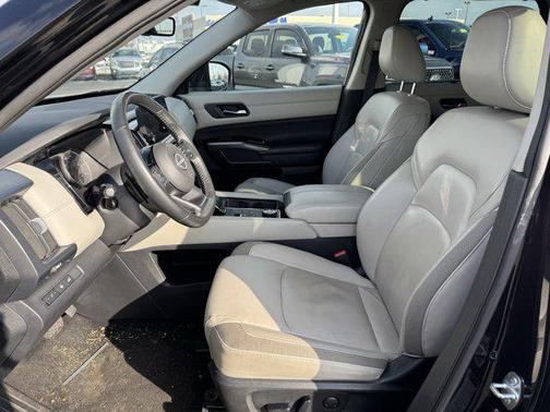 2023 Nissan Pathfinder SL 4WD