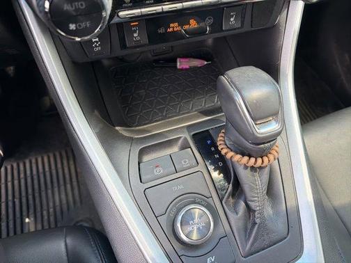 Wind Chill Pearl/Midnight Black Metallic 2023 Toyota RAV4 Hybrid SE