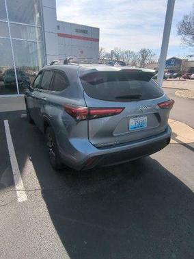 Moon Dust 2023 Toyota Highlander XLE