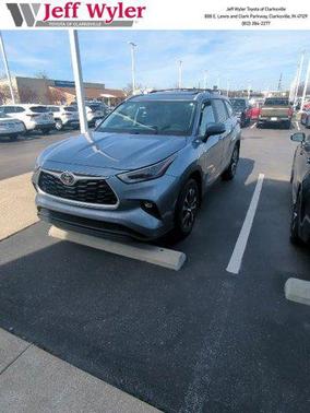 Moon Dust 2023 Toyota Highlander XLE