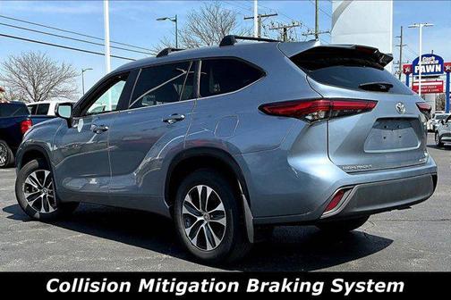 Moon Dust 2023 Toyota Highlander XLE