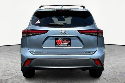 Moon Dust 2023 Toyota Highlander XLE