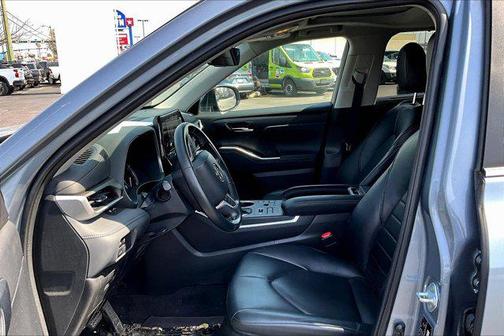 Moon Dust 2023 Toyota Highlander XLE