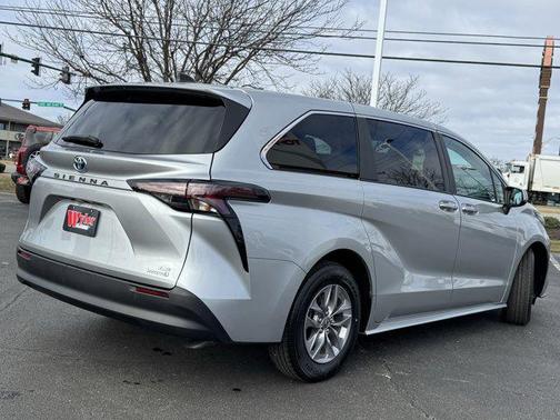 2024 Toyota Sienna LE