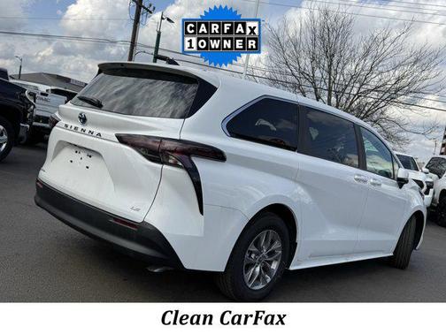 2025 Toyota Sienna LE