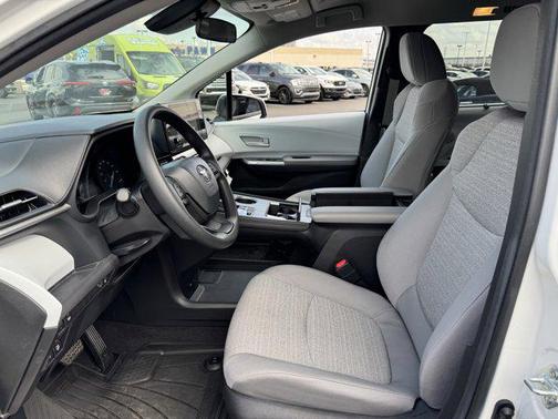 2025 Toyota Sienna LE