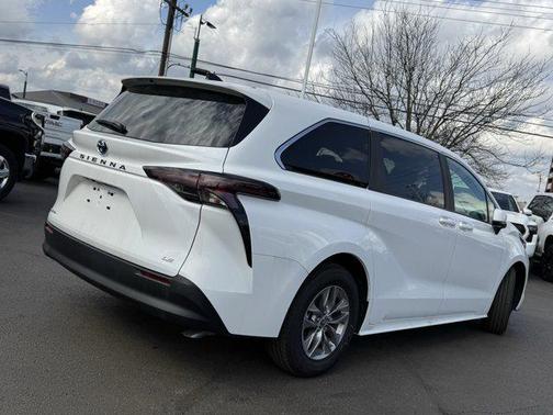 2025 Toyota Sienna LE