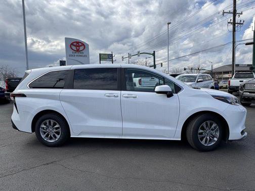 2025 Toyota Sienna LE