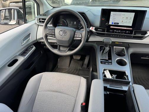 2025 Toyota Sienna LE
