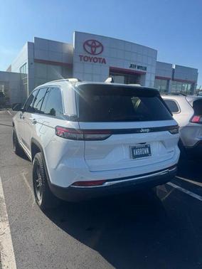 Bright White Clearcoat 2024 Jeep Grand Cherokee Laredo