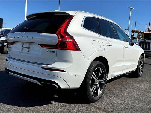 Crystal White Pearl Metallic 2018 Volvo XC60 T5 R-Design