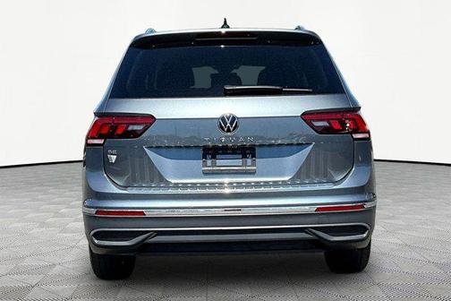 Platinum Gray Metallic 2022 Volkswagen Tiguan 2.0T SE