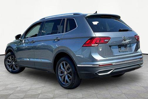 Platinum Gray Metallic 2022 Volkswagen Tiguan 2.0T SE