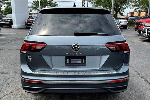 Platinum Gray Metallic 2022 Volkswagen Tiguan 2.0T SE